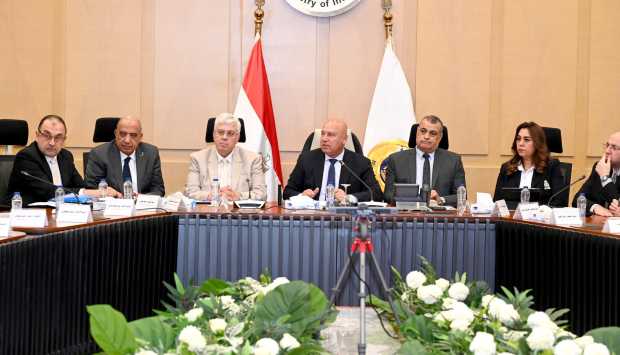 عدم غلق أي مصنع.. الوزير يصدر قرارات مهمة في اجتماع «التنمية الصناعية» 