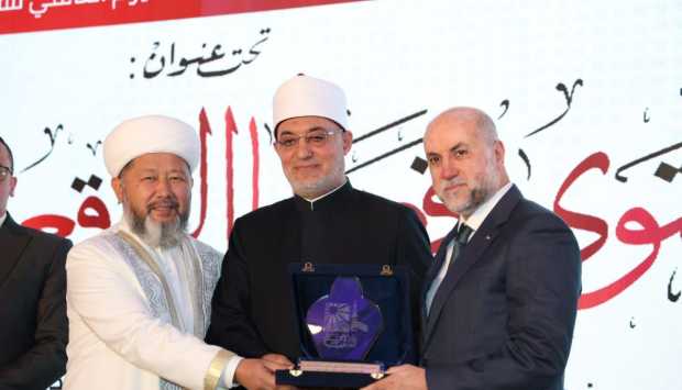 تكريم عدد من العلماء والمفتين ورجال الدين في الجلسة الختامية للندوة العالمية الثانية للإفتاء (صور) 