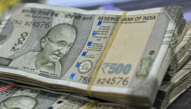 الروبية الهندية ترتفع لأعلى مستوى منذ سبعة أشهر بعد تدخل المركزي 