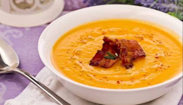 سيد مائدة الشتاء.. طريقة سهلة لـ تحضير شوربة العدس في نصف ساعة 