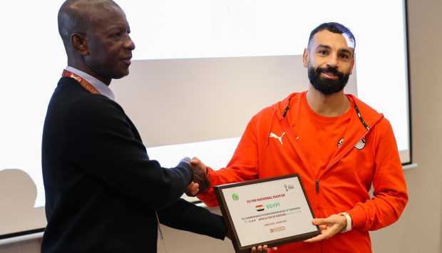 «صلاح» يتسلم شهادة مشاركة منتخب مصر في النسخة الـ35 من كأس الأمم الإفريقية 