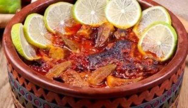 طاجن البامية باللحمة المفرومة.. مخزن صحي للجسم (المقاير وطريقة التحضير) 