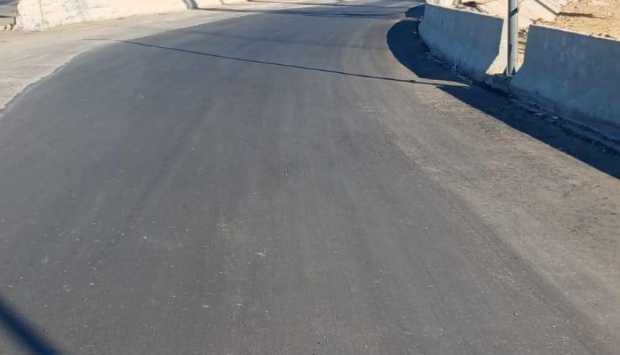 كشف ملابسات حدوث هبوط أرضي لأسفلت ملاصق لسور كوبري بطريق السويس 