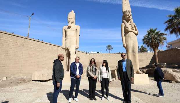 وزيرتا التخطيط والتنمية المحلية ومحافظ سوهاج يتفقدون قرية النساجين والمنطقة الآثرية ميريت آمون (صور) 