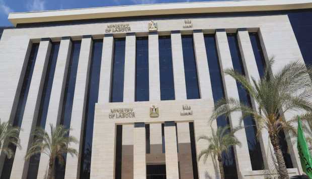 مرتبات تصل إلى 25 ألف جنيه.. وزارة العمل تعلن عن وظائف خالية في السويس 