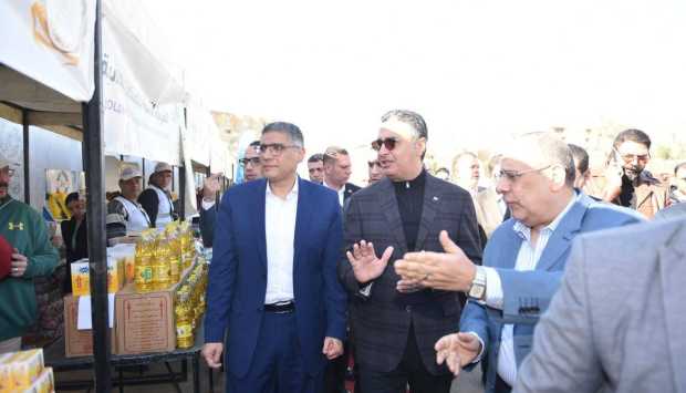 بمشاركة 30 شركة.. وزير التموين يفتتح سوق اليوم الواحد بمنطقة حدائق الأهرام (صور) 