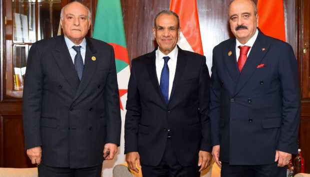 وزير الخارجية يعقد اجتماعا ثلاثيا حول ليبيا مع نظيريه الجزائري والتونسي 