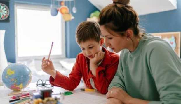 كيف نضمن التفوق الدراسي لأبنائنا؟.. 6 نصائح فعالة للأمهات 