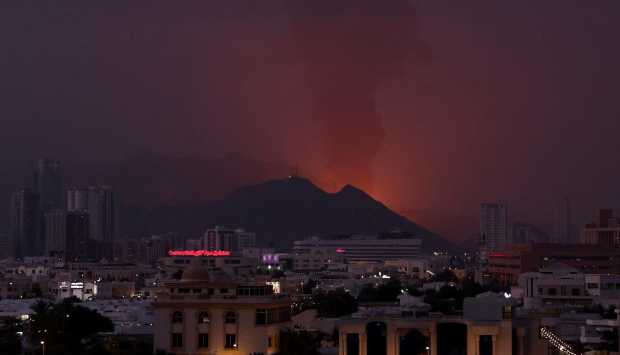 الإمارات: الدفاعات الجوية تتصدى لهجمات صاروخية ومسيرات قادمة من إيران 