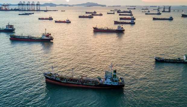 ازدحام غير مسبوق للسفن في مضيق هرمز يشعل أسعار النفط 