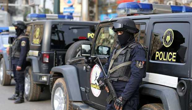 خلاف على مكان انتظار سيارة يتطور لسب وتلفيات بين جارين بالنزهة 