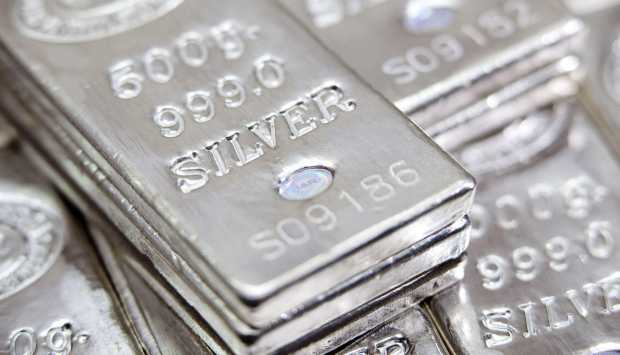 الفضة تتراجع بأكثر من 8% إلى 76.30 دولار للأونصة 