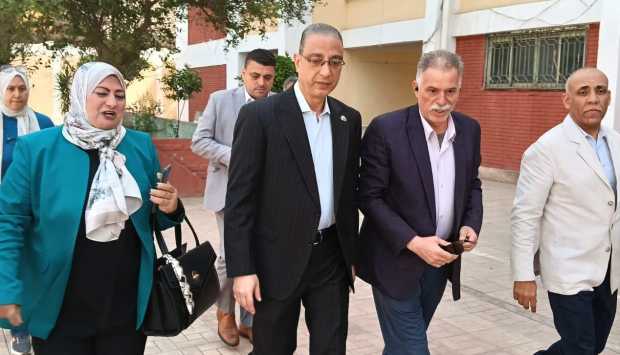 خلال تفقد مدرسة غزوة تبوك.. محافظ الجيزة يشدد على الالتزام بتطبيق خطة ترشيد الكهرباء 