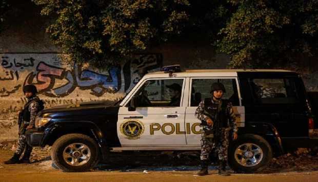 كشف ملابسات تعدي شخص على مواطنين وتحطيم سيارة بعصا خشبية في سوهاج 
