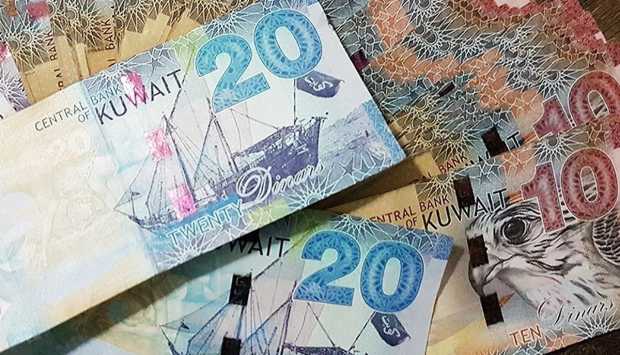 سعر الدينار الكويتي في البنوك المصرية اليوم.. استقرار نسبي مع ميل طفيف للتراجع 