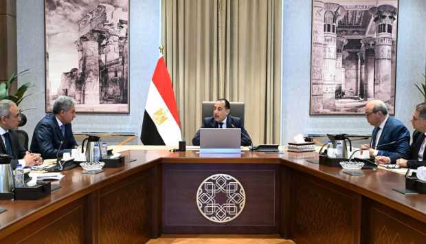 رئيس الوزراء يوجه بتيسير إجراءات دخول السائحين وتطوير الخدمات في كل المطارات 