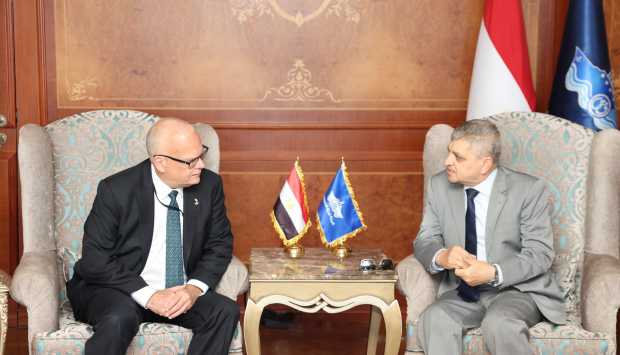 رئيس قناة السويس يبحث تطوير الخدمات الملاحية مع سفير السويد 