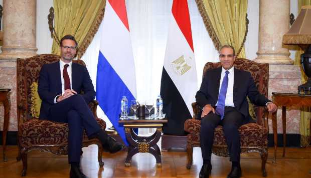 بدر عبد العاطي يبحث تطوير الموانئ والقطاع الصحي مع وزير التجارة الهولندي 