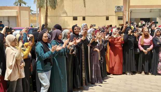 من قلب العَزَب.. عمال الغزل والنسيج يحتفلون بعيدهم بين الفن والوعي ورسائل البناء 