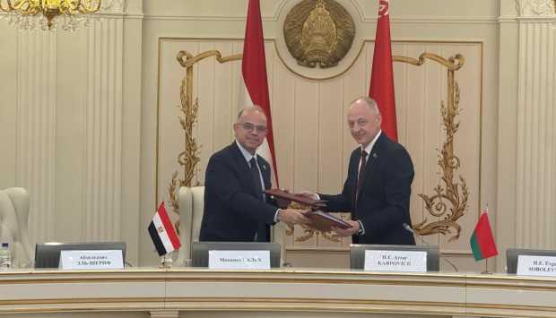 وزير الاستثمار يوقع بروتوكول لتوطين صناعات الجرارات والشاحنات بالتعاون بيلاروسيا 