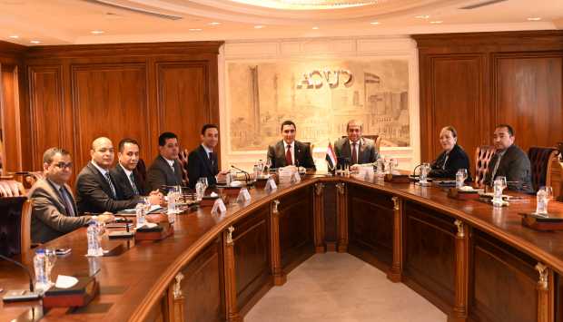 وزير الرياضة يبحث مع شركة العاصمة للتنمية العمرانية فرص رعاية عدد من الألعاب 