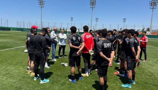 وليد درويش يحفز لاعبي منتخب الناشئين.. وحسين عبداللطيف يؤكد أهمية تخطى إثيوبيا (صور) 