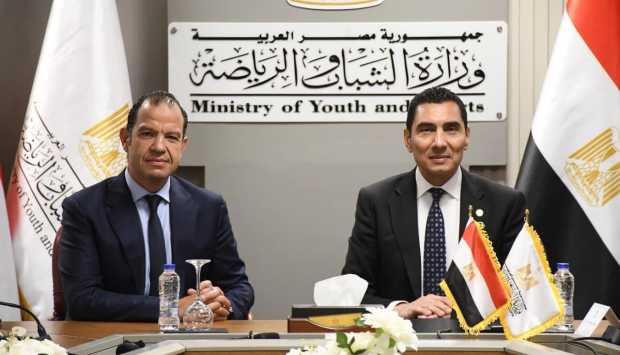 وزير الرياضة يعقد اجتماعا موسعا مع مسؤولي شركة استادات 