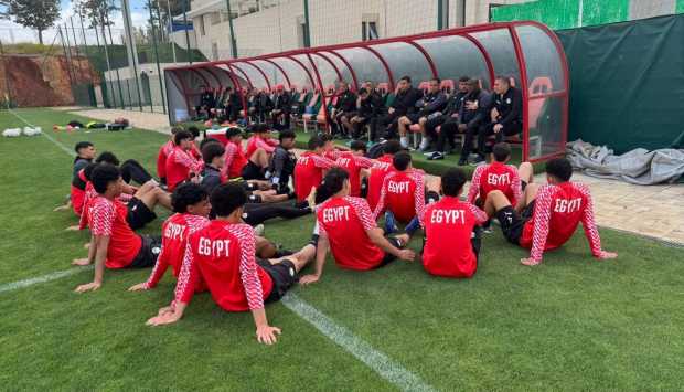 جلسة تحفيزية للاعبي منتخب الناشئين قبل مواجهة تونس بكأس الأمم الإفريقية (صور) 