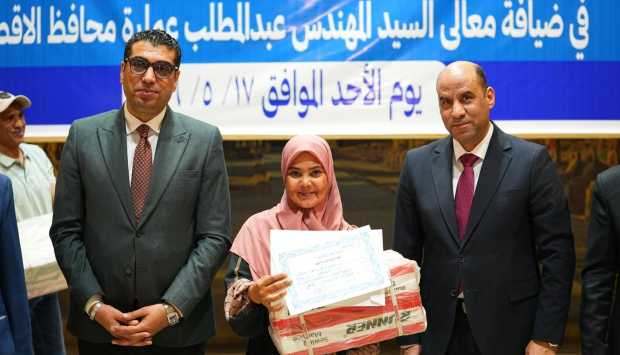 وزير العمل يسلم ماكينات تفصيل وخياطة لخريجات التدريب المهني بالأقصر 