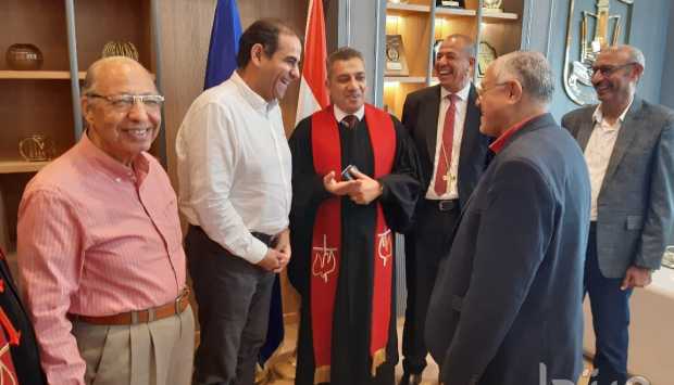 رئيس جامعة بورسعيد يستقبل وفد الكنيسة الإنجيلية للتهنئة بـ عيد الأضحى (صور) 