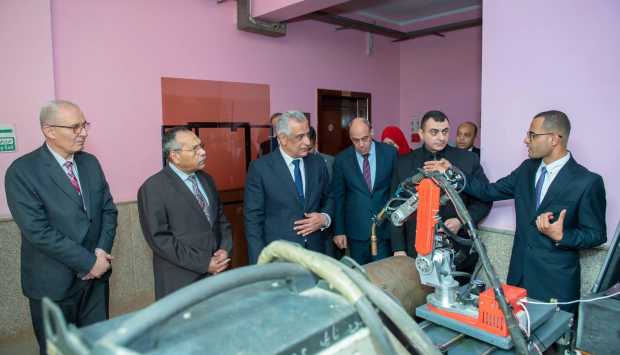 وزير الإنتاج الحربي يتفقد مشروع الذراع الروبوتي بالأكاديمية المصرية للهندسة 