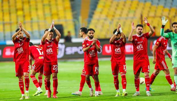 ضم الثلاثي دفعة واحدة.. تطورات جديدة بشأن صفقات الأهلي 