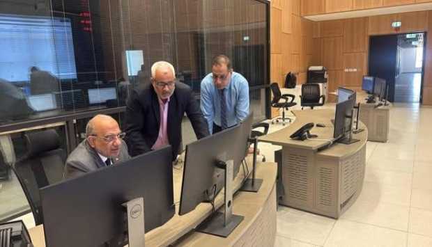 وزير الكهرباء يقضي أول أيام العيد مع العاملين في المركز القومي للتحكم في الطاقة (صور) 