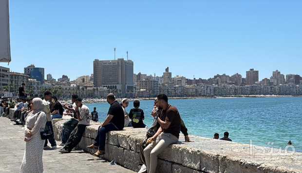 مع ارتفاع درجات الحرارة.. الكورنيش ملاذ الإسكندرانية في ثاني أيام العيد 