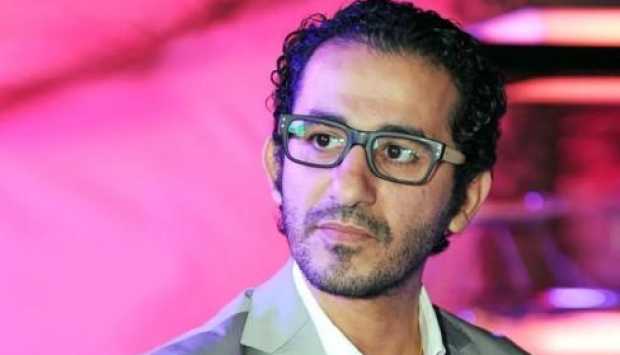 أحمد حلمي يودّع والدته ويكتفي بتلقي العزاء في المقابر 