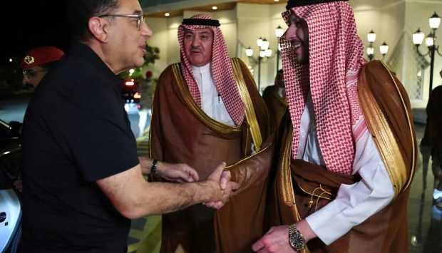 رئيس الوزراء يغادر المدينة المنورة بعد زيارة المسجد النبوي 