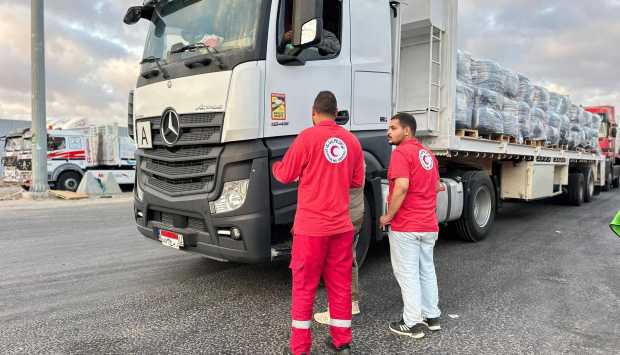 الهلال الأحمر يطلق قافلة «زاد العزة» 205 بأكثر من 2000 طن مساعدات إنسانية للفلسطينيين 