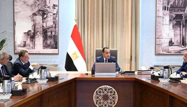 مدبولي يتابع مع محافظ البنك المركزي ووزير المالية توفير السلع وتعزيز الاحتياطي النقدي 