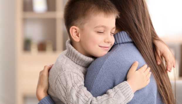 الداعم الأول.. دور الأمهات في دعم أبنائهن في المواقف والظروف الصعبة 