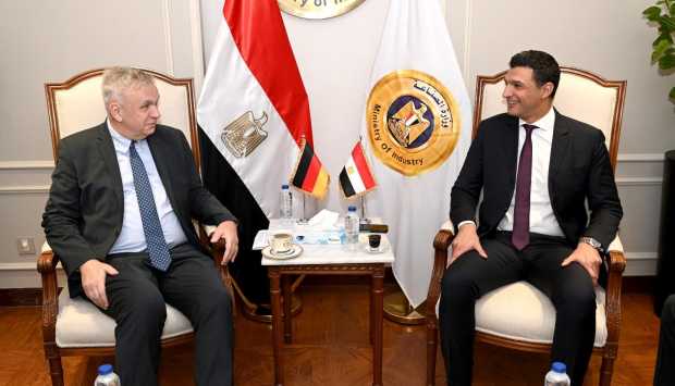 وزير الصناعة: الآلات والسيارات من الصناعات ذات الأولوية للحكومة المصرية 