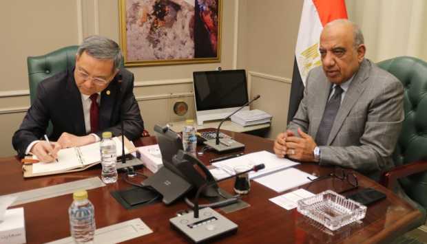 وزير الكهرباء يبحث مع «China Energy» و«EPPEI» تعزيز دمج الطاقة المتجددة 