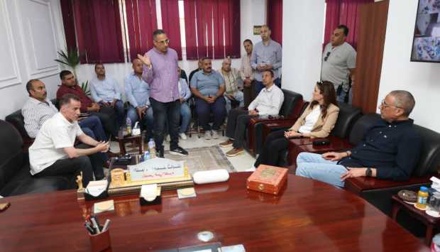 محافظ الجيزة يناقش خطط تطوير العمل وتحسين الخدمات بحي الهرم 