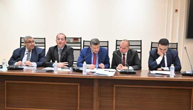 وزير المالية ينفي فرض رسوم إضافية على مغادرة البلاد 