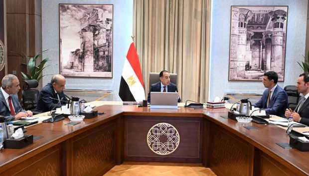 رئيس الوزراء يوجه بالإسراع في إجراءات مبادرة تركيب ألواح الطاقة الشمسية بالمصانع والمنازل 