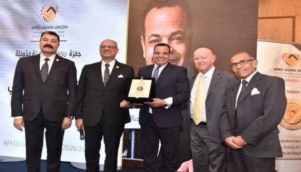 AFASU تكرم الإعلامي أيمن عدلي بالجائزة الذهبية الدولية ضمن نخبة من رواد الإبداع (صور) 