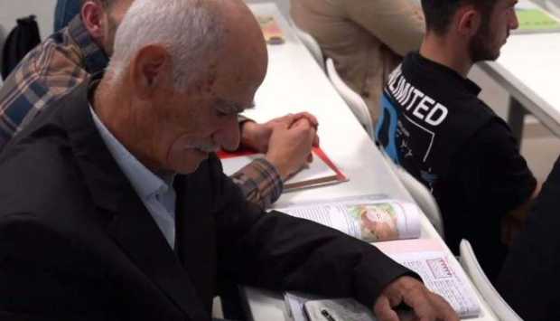 تركي يحقق حلم الجامعة في سن الخامسة والسبعين.. ويؤكد: التعلم لا يعرف عمرًا 