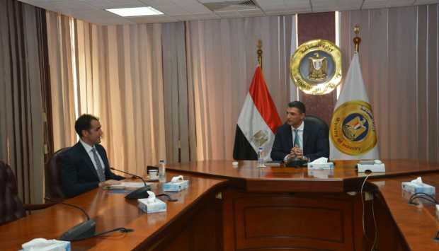 وزير الصناعة يبحث خطط توسع استثمارات «جيد تكستايل» التركية في مصر (صور) 
