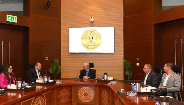 الحكومة: نسعى لتعزيز الشراكة مع القطاع الخاص لإدارة وتشغيل مصانع النسيج الجديدة 