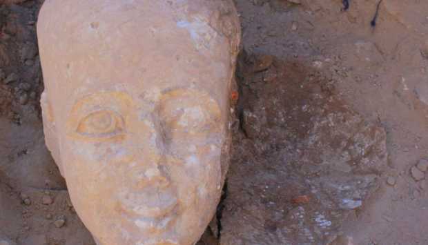 الكشف عن عناصر معمارية جديدة من معبد القصر القديم بالواحات البحرية 