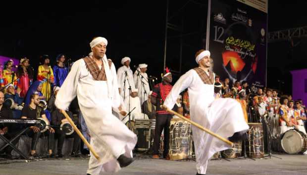 التحطيب وأنغام الربابة.. فرقتا المنيا والغربية للفنون الشعبية تتألقان في افتتاح مهرجان الطبول 
